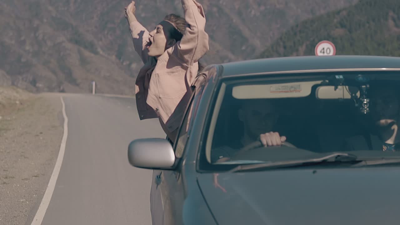 bruneta alegre levanta las manos y grita de felicidad