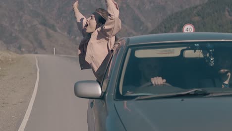 bruneta alegre levanta las manos y grita de felicidad