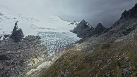 vuelo a lo largo de las montañas de los andes peruanos con vistas al derretimiento de los glaciares causado por el calentamiento global