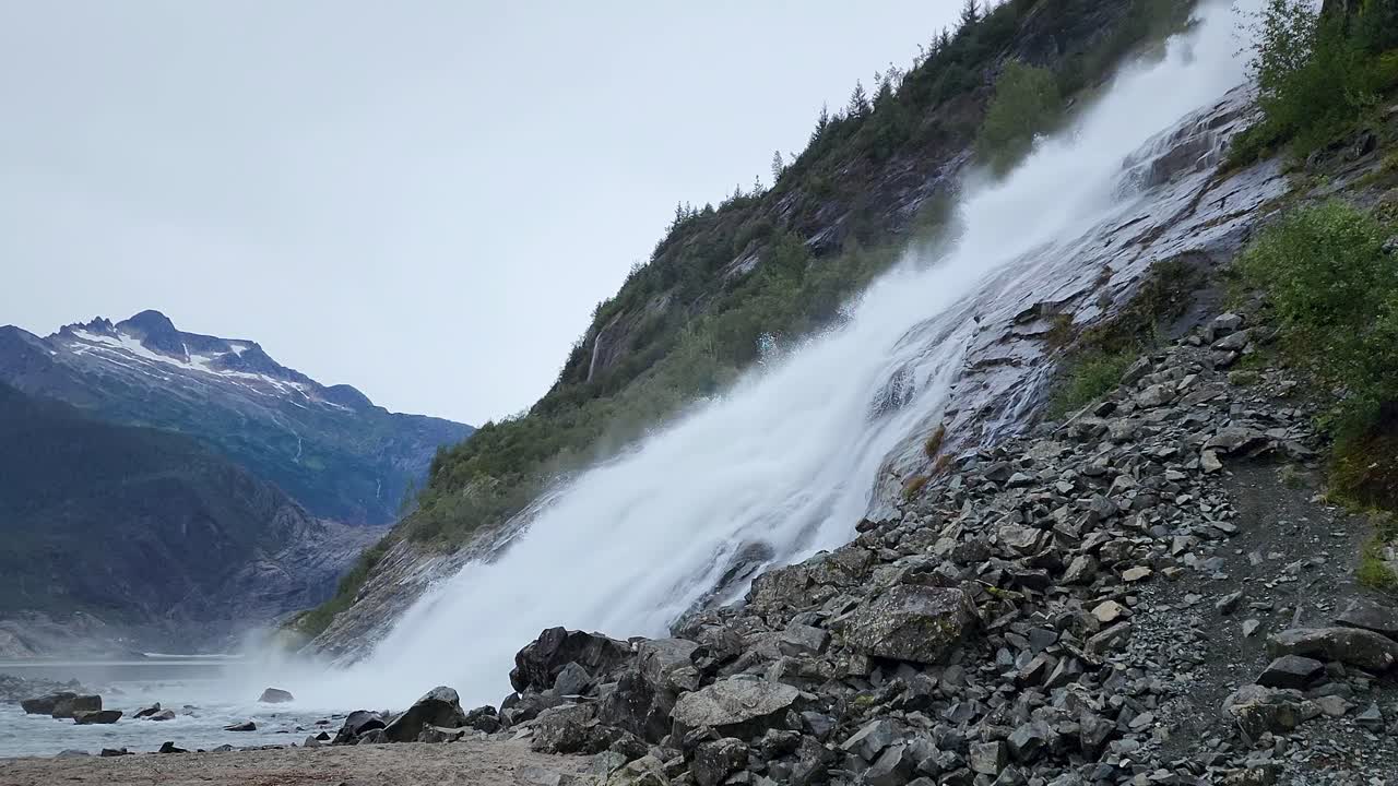 nugget falls cerca del glaciar mendenhall en juneau alaska visto desde cerca de la base