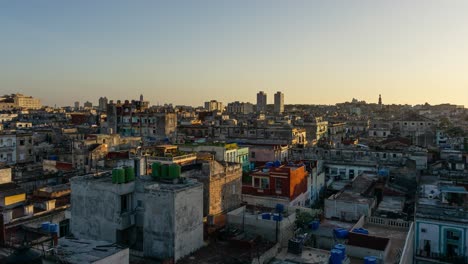 Lapso-De-Tiempo-Aéreo-Del-Barrio-Residencial-En-La-Vieja-Ciudad-De-La-Habana,-Capital-De-Cuba,-Durante-Una-Colorida-Puesta-De-Sol-Nublada