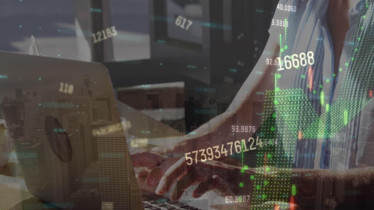 animazione dell'elaborazione dei dati su una donna caucasica che usa il portatile