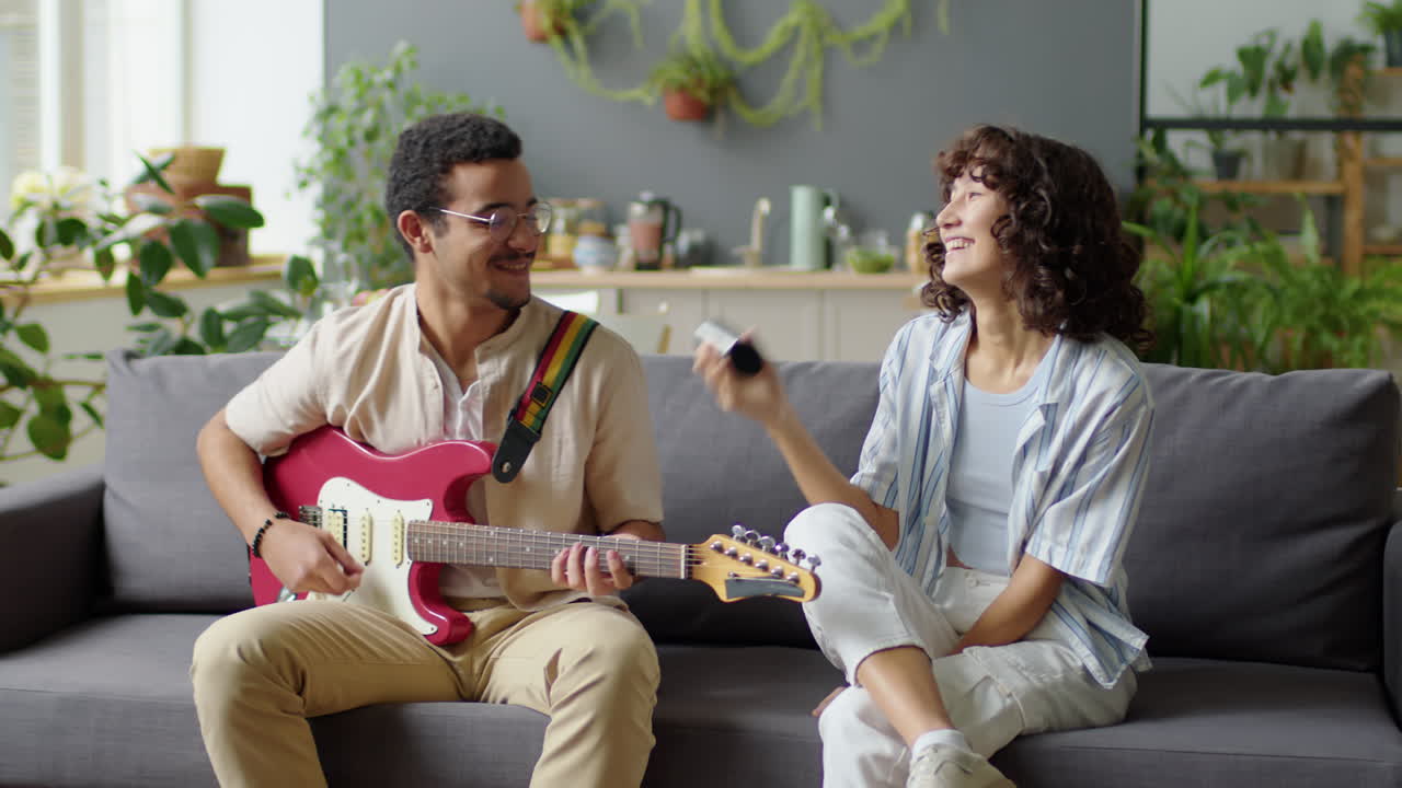 pareja tocando música en casa
