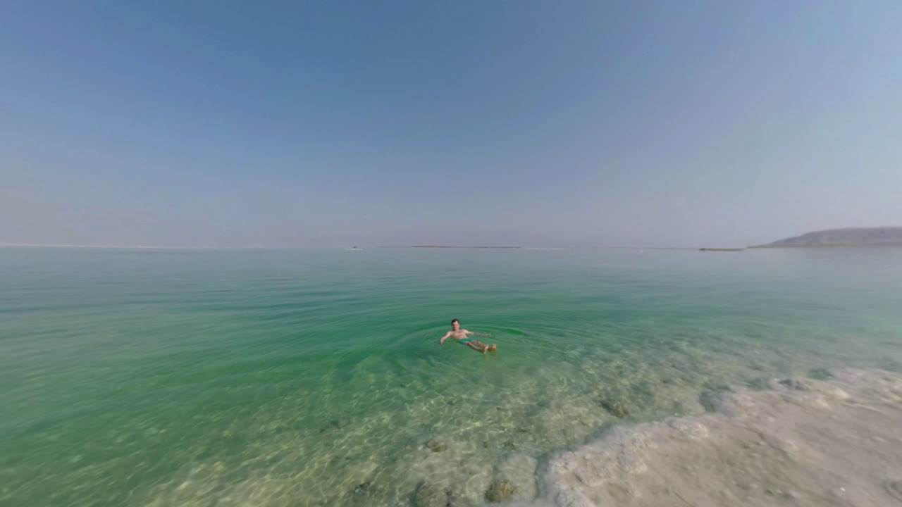 hombre nadando en el agua salada pura del mar muerto israel