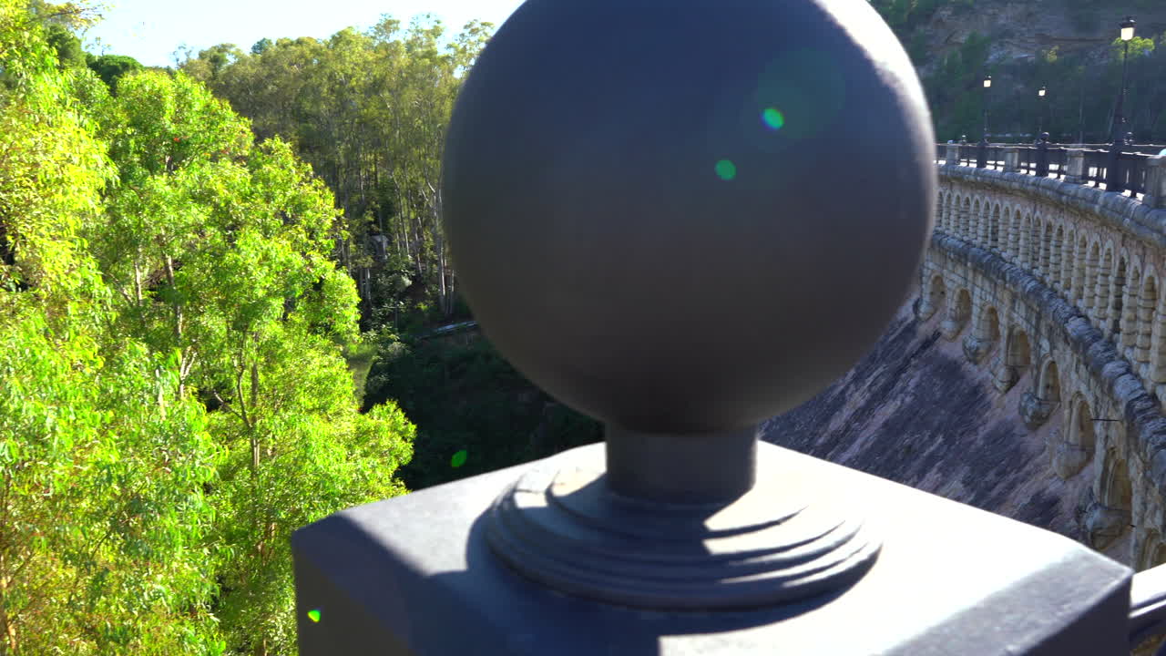 4k 35mm 센서로 촬영된 스페인 말라가 엘 초로에 있는 오래된 스페인 물댐의 안정화된 짐벌 영상