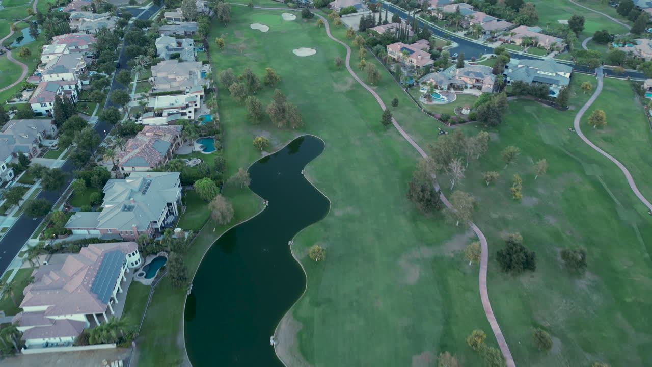 공중 드론이 저녁에 아름다운 골프장 위를 습니다.