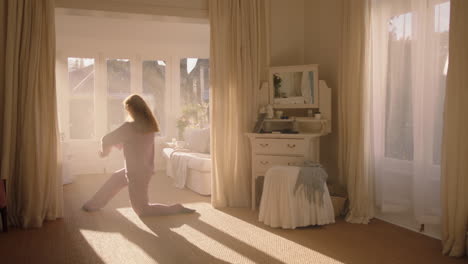 hermosa bailarina adolescente practicando ballet bailando en el dormitorio ensayando baile la mañana del fin de semana con pijama al amanecer