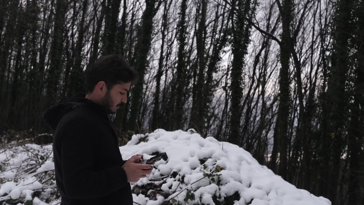 드론을 사용하는 남자