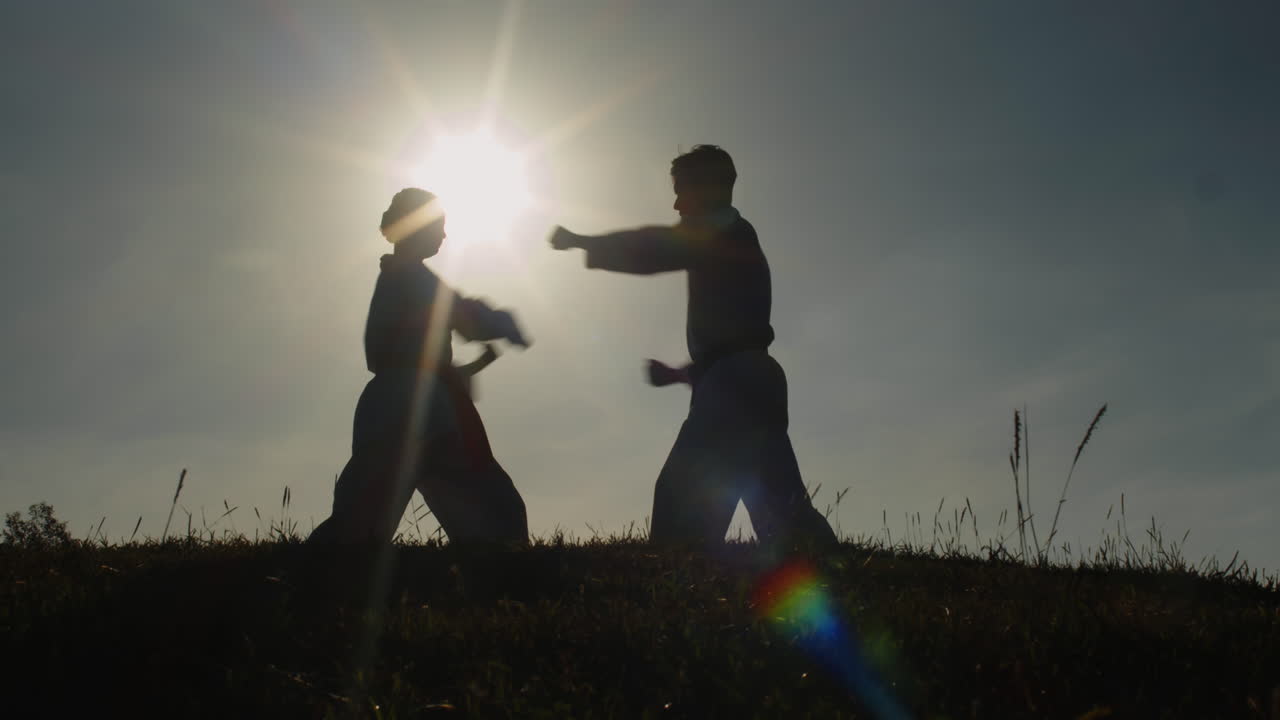 V1-0052_2023.12.14 DI Trung Crossmedia People practising taekwondo00000000.mov