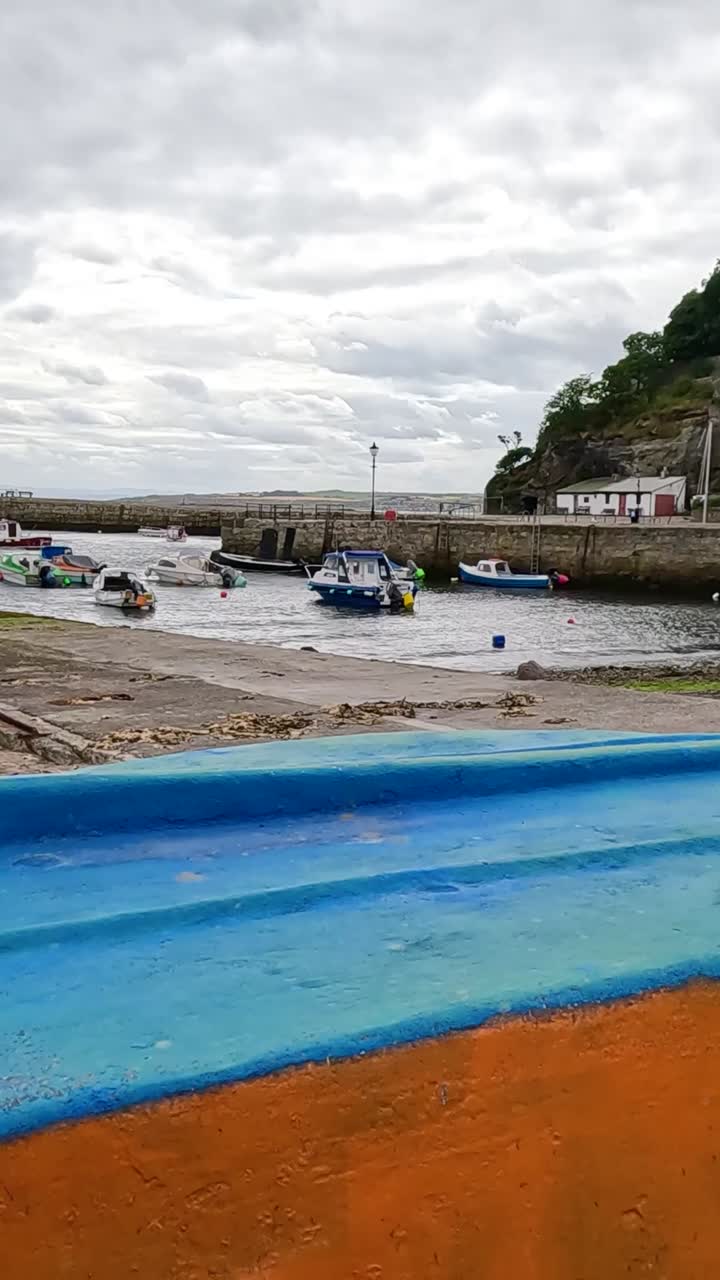 만의 모래 연안에 있는 다채로운 배