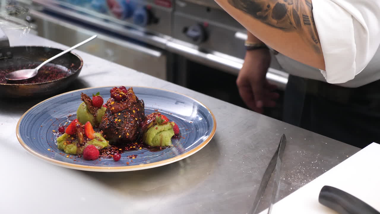 Plat gastronomique de steak dressé par un chef