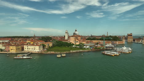 Basílica-De-Venecia,-Barrio-De-San-Pietro-Di-Castello,-Camión-Con-Drones-4k