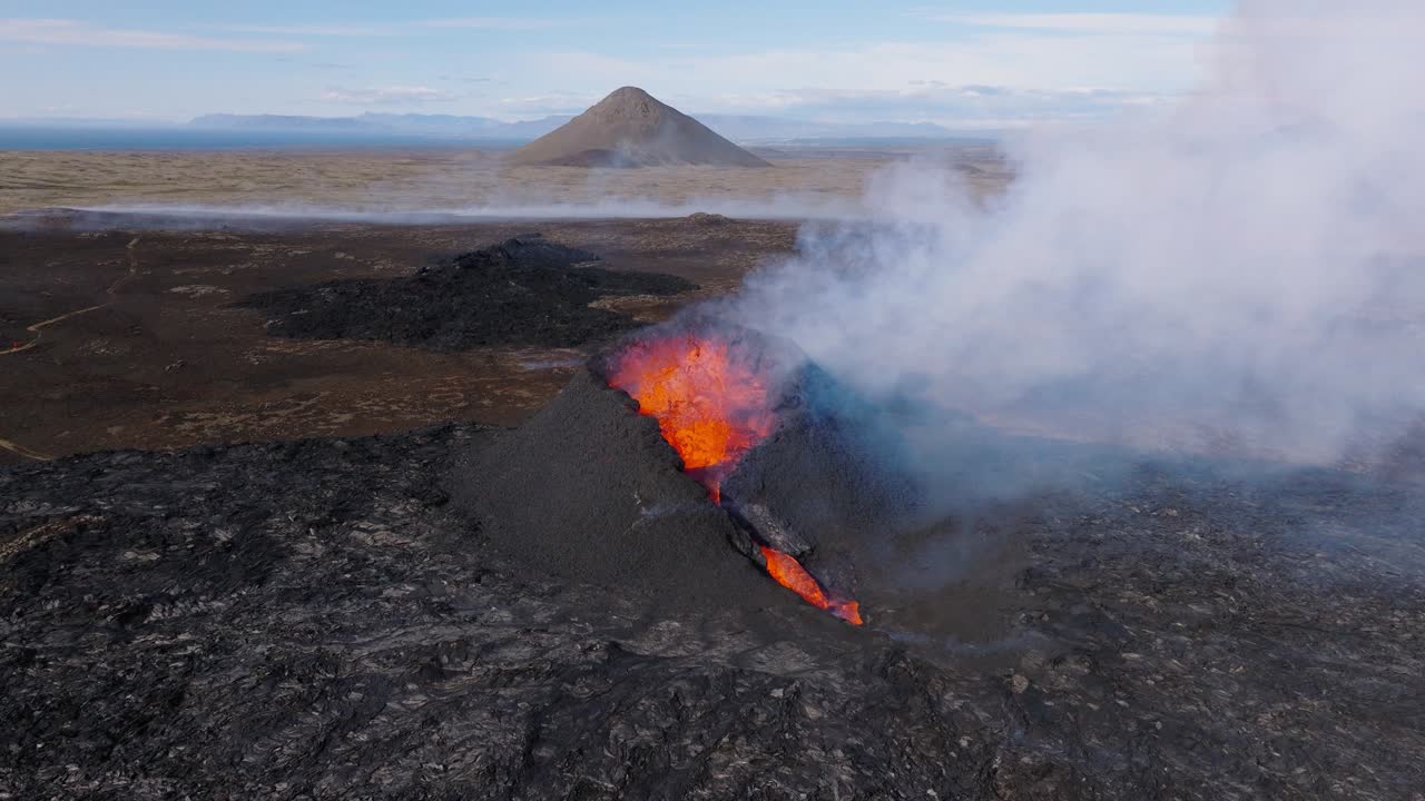 nueva erupción del volcán litli-hrutur con humo durante el día, aero