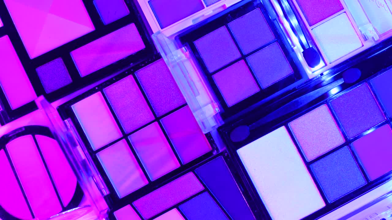 hacer paletas de sombras de ojos con efectos de luz cyberpunk de ciencia ficción.