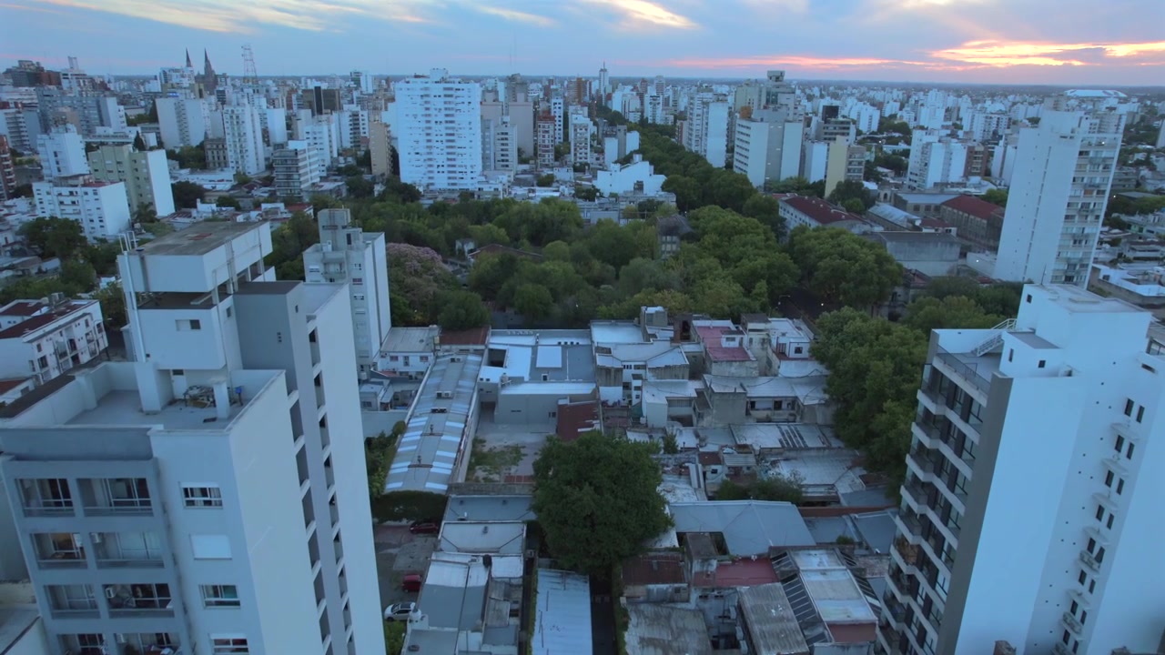 Veduta aerea 4K da drone di La Plata, Buenos Aires, Argentina al tramonto. Skyline urbano, edifici e strade illuminati dalla calda luce serale in tutta la città