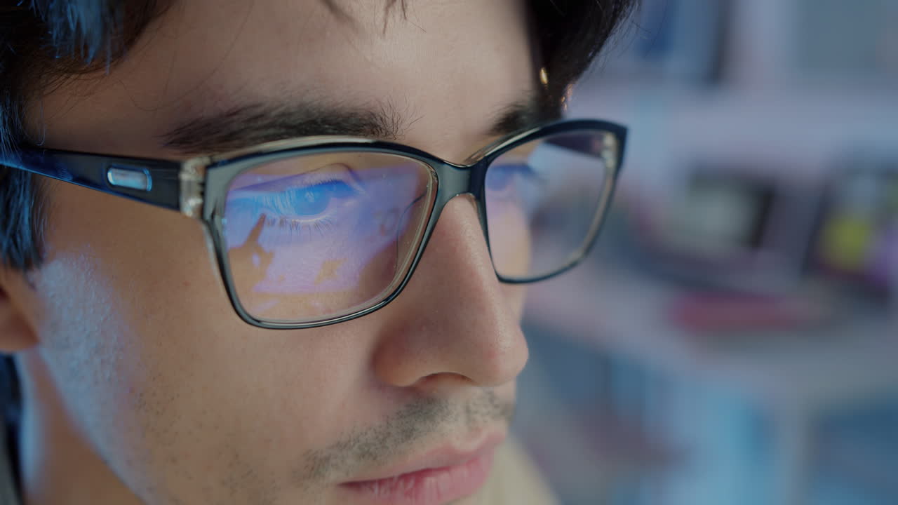 primer plano de una persona que lleva gafas