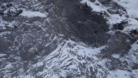 Detalle-Aéreo-De-Una-Pared-De-Montaña-Alpina-Y-La-Estación-Abandonada-Del-Teleférico-Wetterhorn-Aufzug-En-Grindelwald