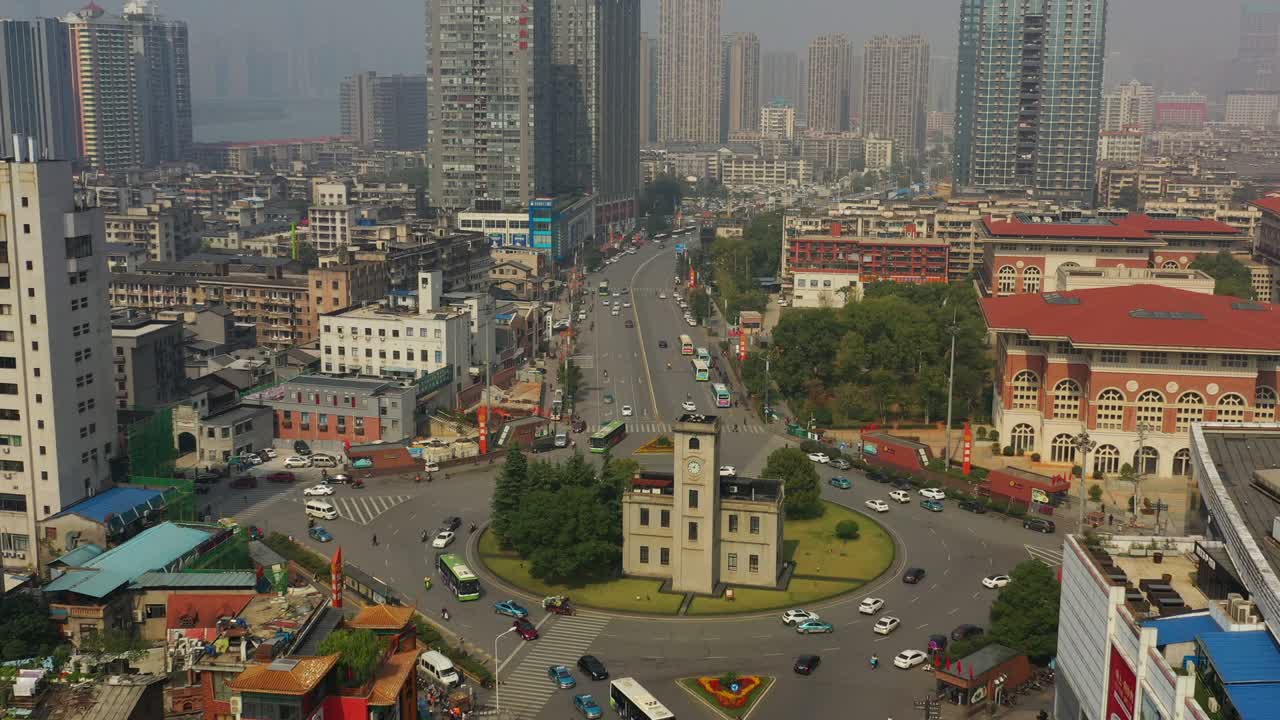 vuelo de día soleado sobre el centro de la ciudad de changsha tráfico círculo de la calle panorama aéreo 4k china