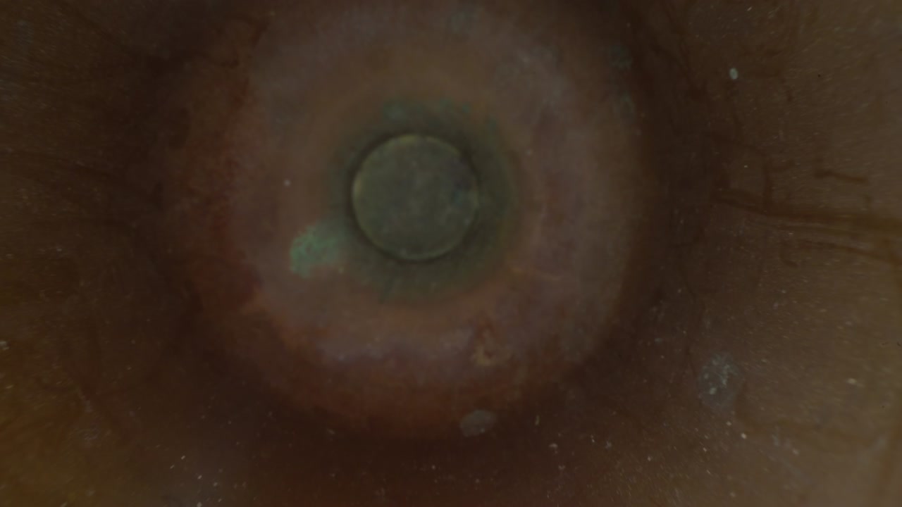 dentro del tubo de metal, tubo de textura metálica. toma de dolly de la lente moviéndose en la tubería. vista en perspectiva