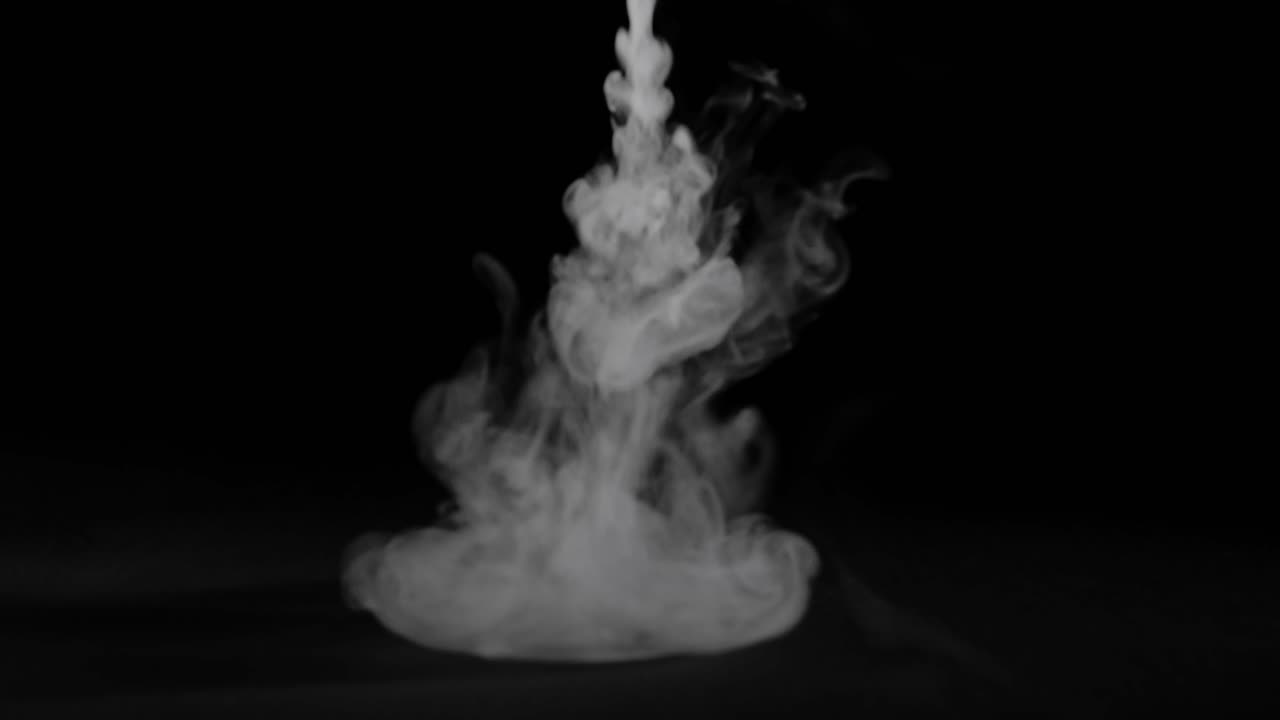 검은 바탕에 위에서 아래로 연기가 스프레이됩니다.