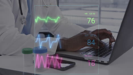 animación de un monitor de ritmo cardíaco contra la sección media de un médico masculino usando una computadora portátil en el hospital