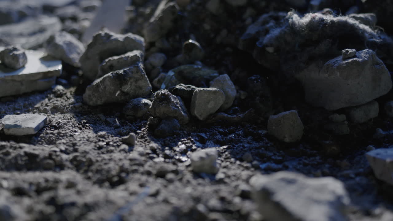 капли дождя падают на каменистую грязную поверхность обломки крупным планом плавный макросъемка кукольный кадр