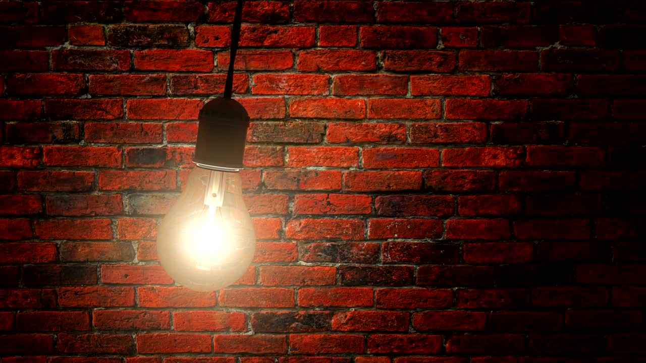 벽돌 벽에 대항하여 어두운 다락방에서 천천히 흔들리는 불빛 전구