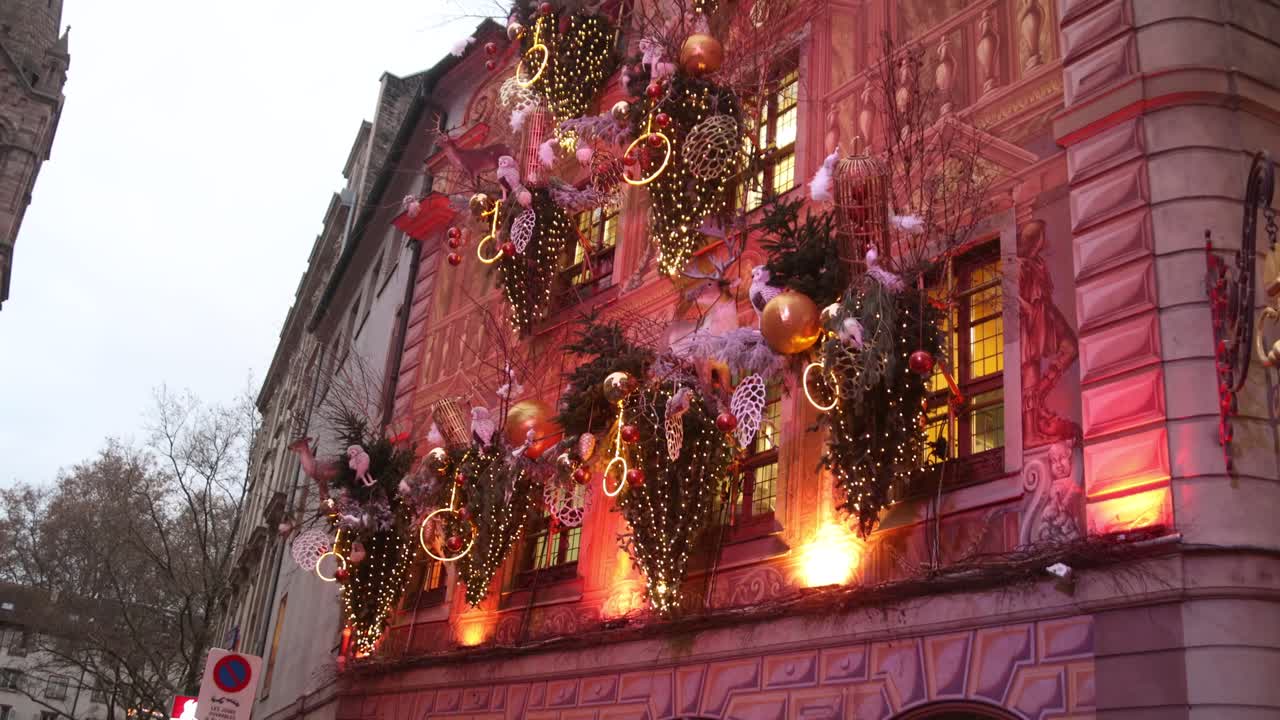 프랑스 스트라스부르크의 축제 크리스마스 시장에 있는 상점 앞에 세련된 아름다운 크리스마스 장식품