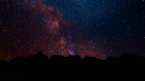 impresionante vía láctea sobre una silueta de montaña