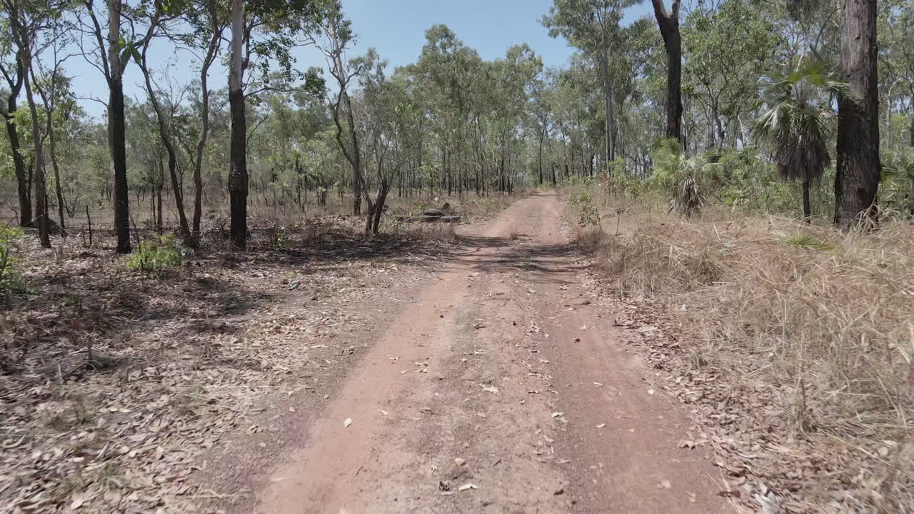 disparo de un dron en movimiento bajo de un camino de tierra en el interior de australia en el territorio del norte