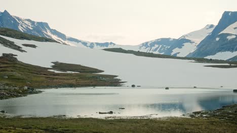 hermoso lago tranquilo junto a las montañas blancas de sylarna, suecia - amplia panorámica