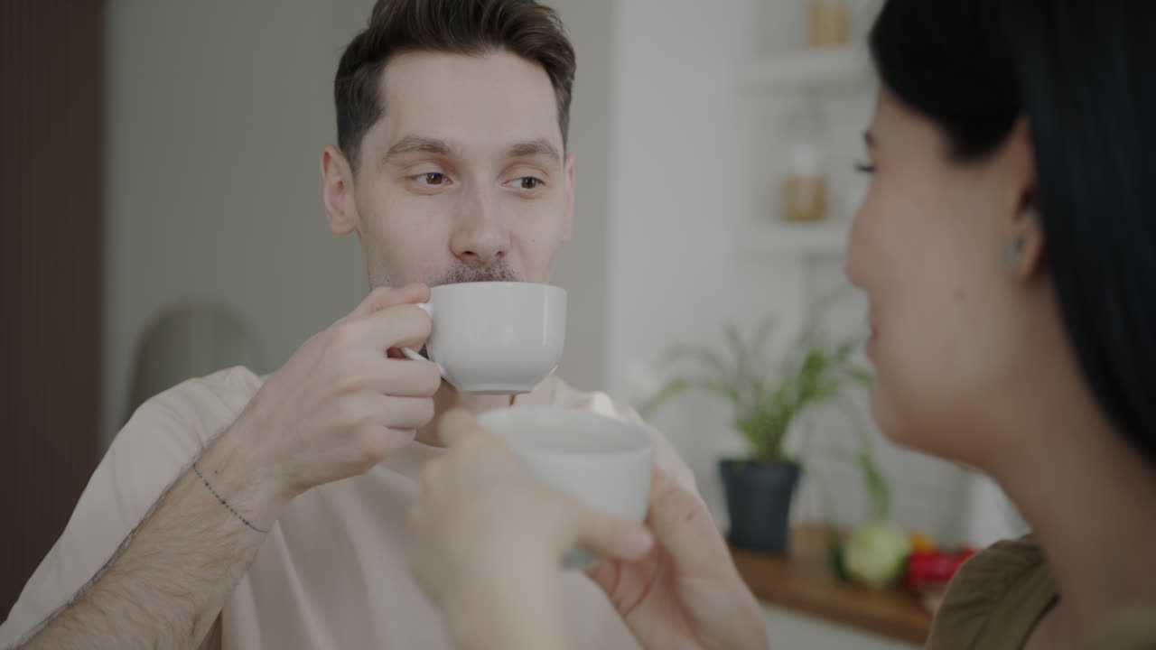 커플 이 함께 커피 를 마시고 있다