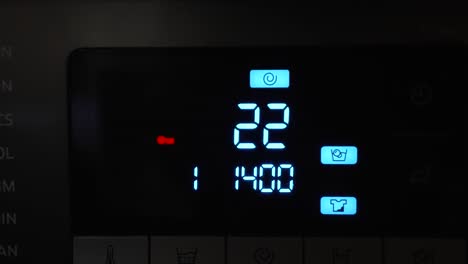 現代化洗衣機的數碼控制面板顯示器, 顯示著發光的數字