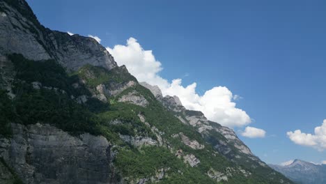 Paisaje-Rocoso-De-Majestuosos-Alpes-De-Glaris-En-Suiza,-ángulo-Bajo