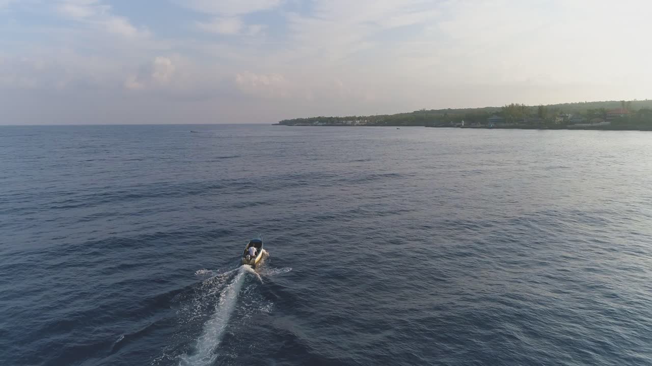 작은 배가 바다를 가로질러 여행하고 있습니다.