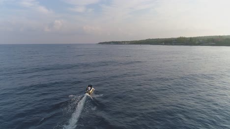 pequeño barco viajando a través de la