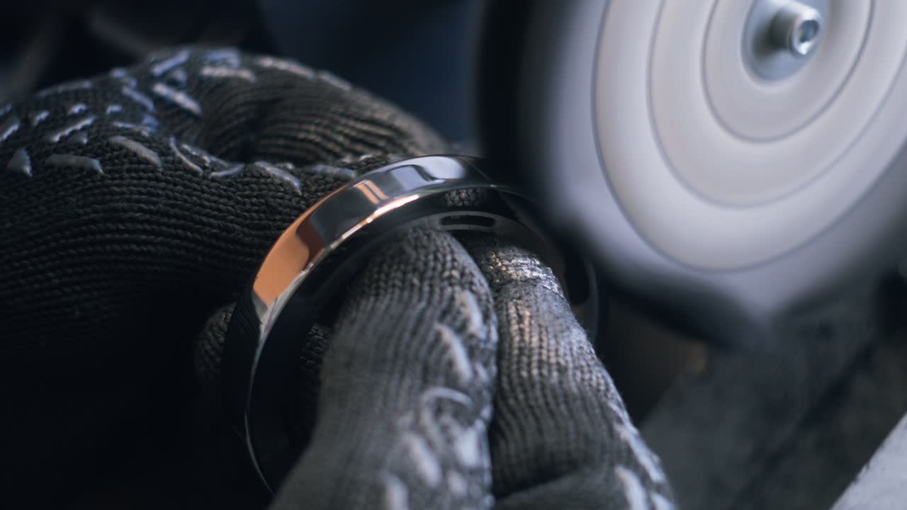 empleado trabaja en una máquina de molienda con pieza de trabajo