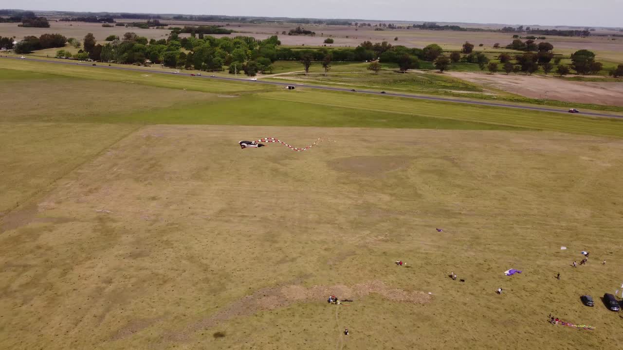 una cometa en el cielo con forma de raya durante un evento de aeromodelismo en buenos aires, argentina