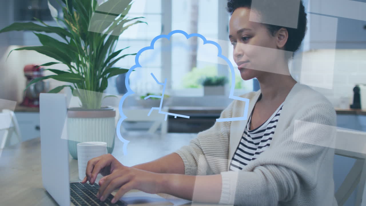 animación de un procesamiento de datos sobre una mujer biracial usando una computadora portátil