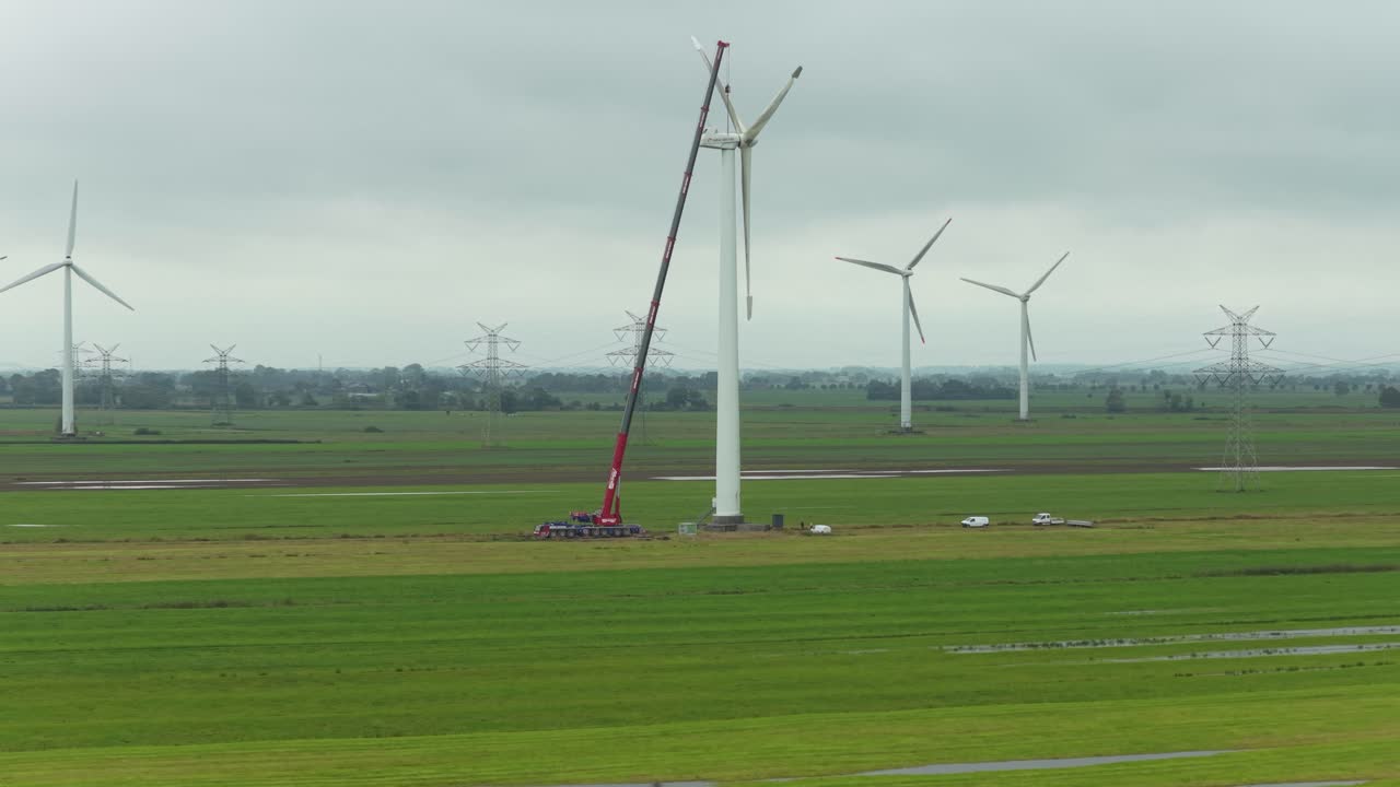Vista aerea di una gru che effettua la manutenzione di una turbina eolica nella Germania rurale
