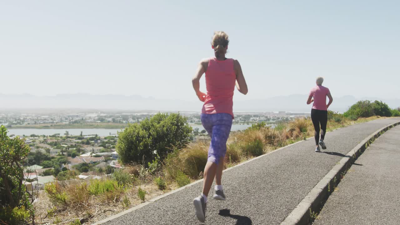 atletismo mujeres corriendo en la carretera