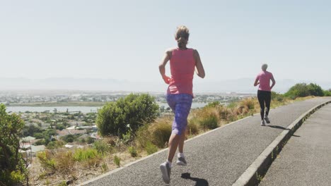 Mujeres-Atléticas-Corriendo-En-La-Carretera