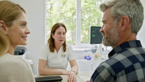 consulta del médico con la pareja de pacientes
