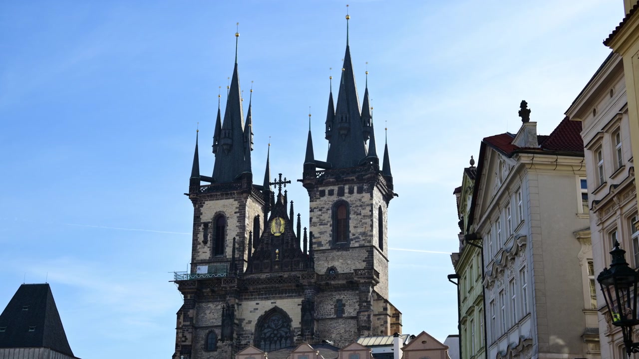 Le torri gemelle gotiche della Chiesa di Nostra Signora di Týn sopra le facciate del centro storico, Praga, Repubblica Ceca