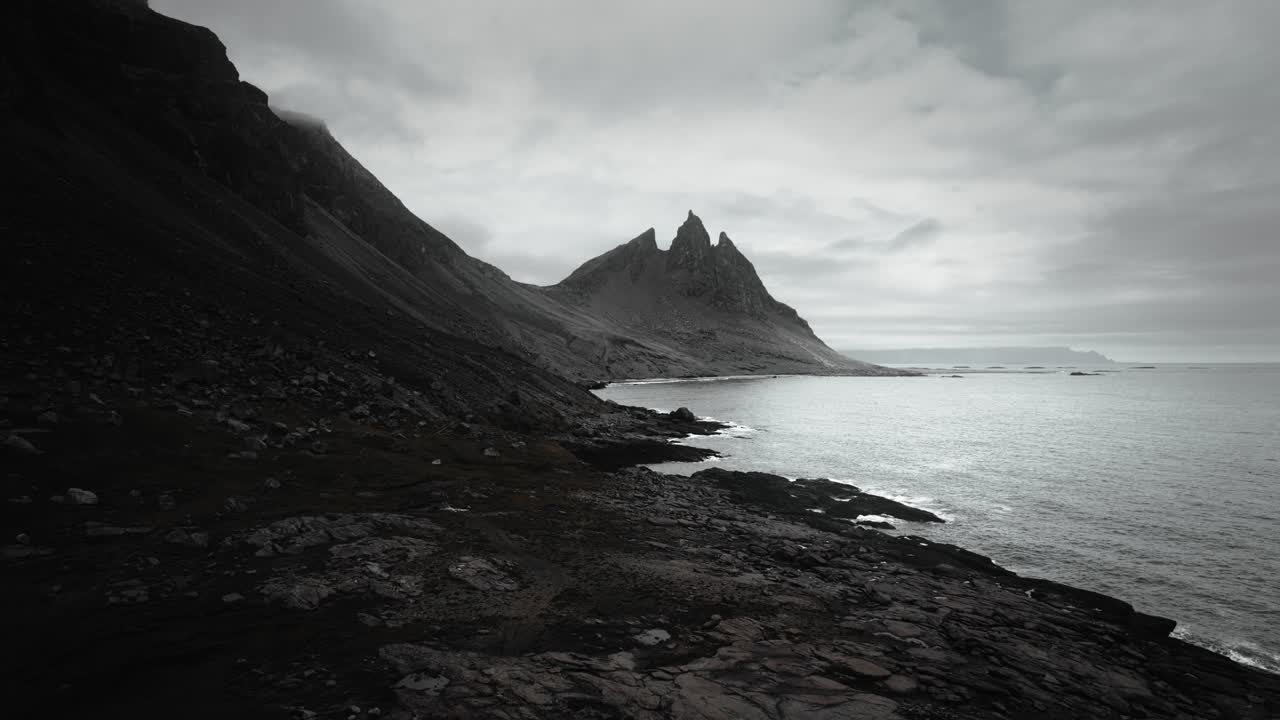 воздушная гора vesturhorn, пляж с черным песком stokksnes, летающий над вулканическими темными каменистыми скалами, каменистые пейзажи, исландия