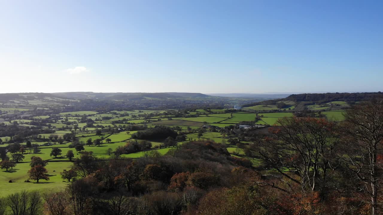 hermosa toma aérea hacia adelante sobre el campo de east devon desde la colina de dumpdon en las colinas de blackdown inglaterra reino unido
