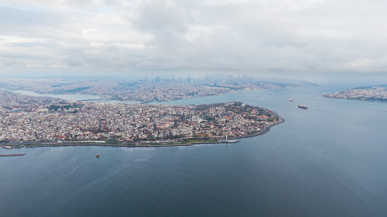 Vista aerea del distretto di Sultanahmet a Istanbul. Mette in mostra la Moschea Blu, la Basilica di Santa Sofia e l'architettura storica nel cuore della città vecchia. UHD