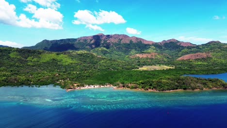 Luftaufnahme-Vom-Abstieg-über-Das-Meer-Von-Coron-Mit-Blick-Auf-Strand-Und-Berge