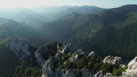 imágenes de drones: volando y revelando enormes montañas en el parque nacional de velebit de croacia