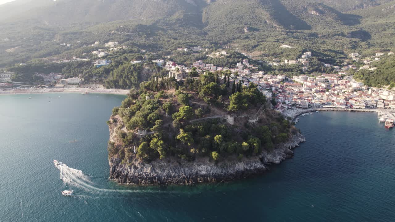 에피루스(epirus)에 있는 파르가(parga) 마을의 베네치아 성(venetian castle)의 공중 전망